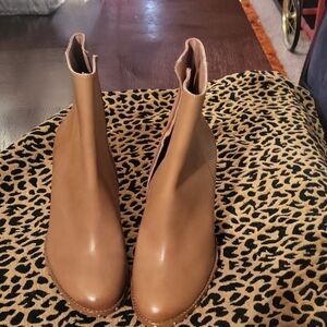 Gianni BINI Chic Tan Ankle Booties